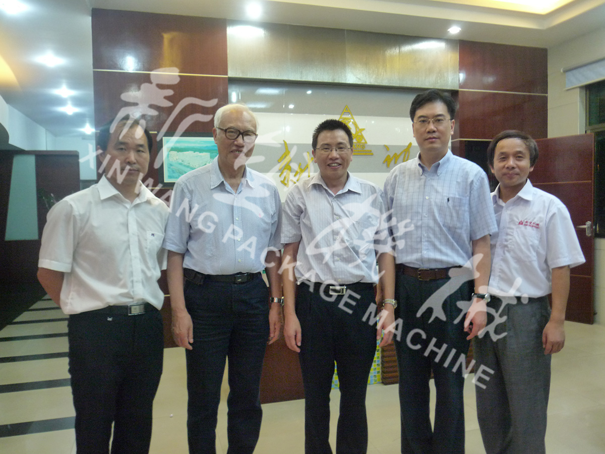中國工程院院士段正澄、中國工程院院士、華中科技大學黨委書記邵新宇、廣東省智能機器人研究院院長張國軍一行蒞臨新望公司考察指導